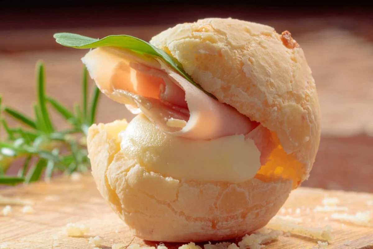 Pão de queijo recheado com presunto e queijo